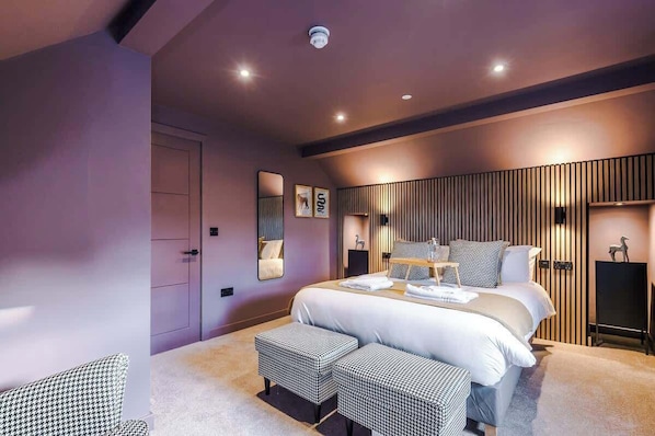 Tabla de planchar con plancha, wifi y ropa de cama