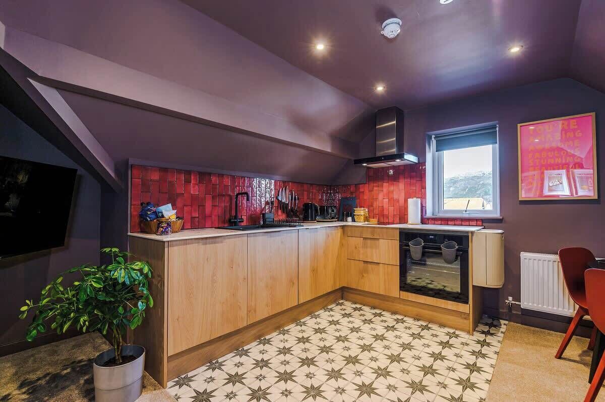 ثلاجة، فرن، موقد طهي مسطح، غسالة أطباق