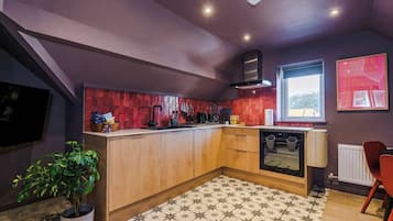 Fridge, oven, stovetop, dishwasher