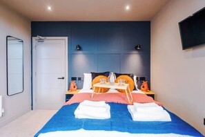 Tabla de planchar con plancha, wifi y ropa de cama