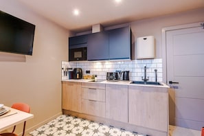 Refrigerador, placa de cocina, lavavajillas, tostadora
