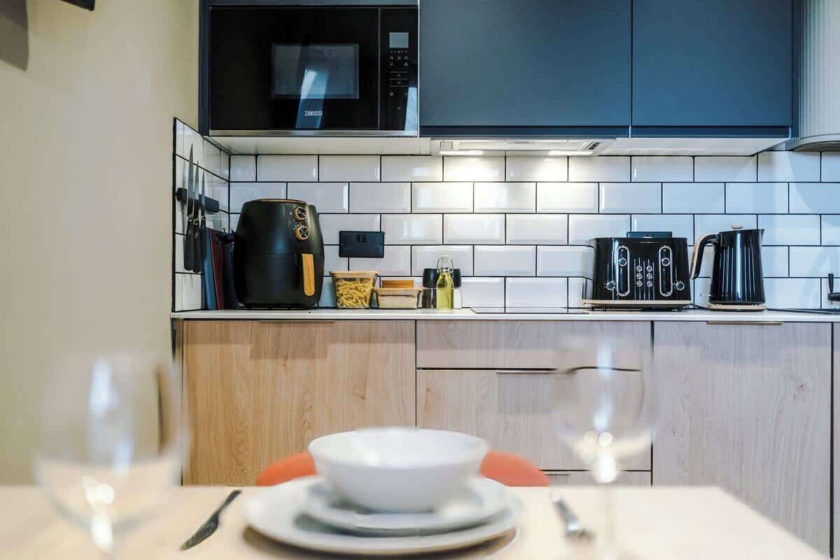 ثلاجة، موقد طهي مسطح، غسالة أطباق، محمصة خبز