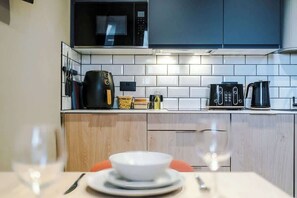 Réfrigérateur, plaque de cuisson, lave-vaisselle, grille-pain