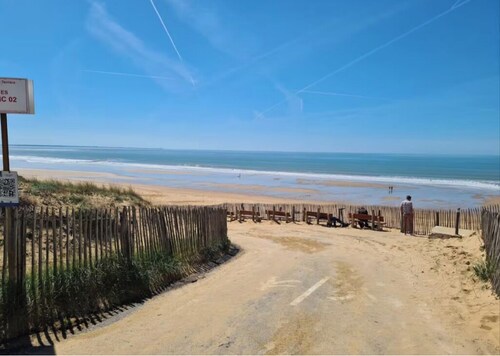 Spacious, bright apartment very close to the beach
