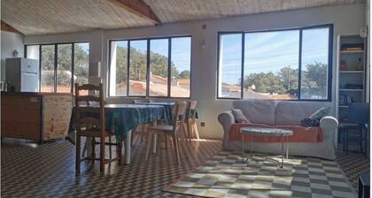 Spacious, bright apartment very close to the beach