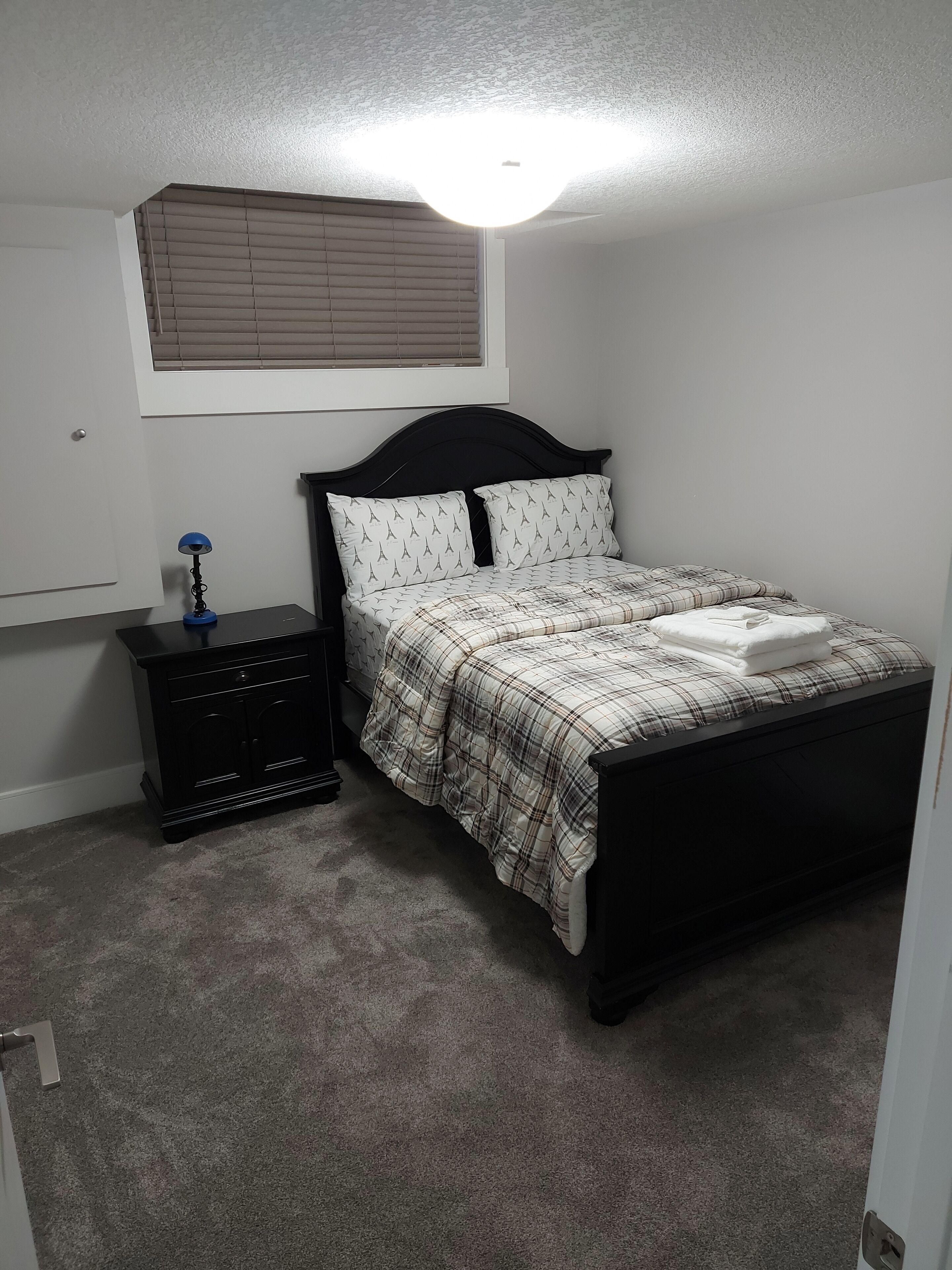 2 chambres, coffres-forts dans les chambres, bureau