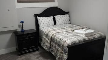 2 bedrooms, in-room safe, desk, iron/ironing board