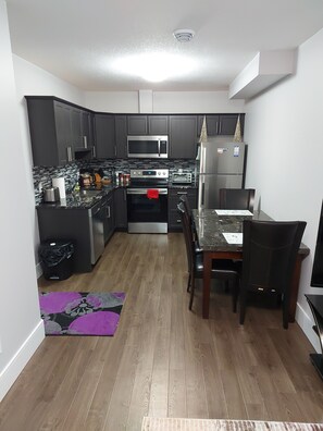 ثلاجة، ميكروويف، فرن، موقد طهي مسطح