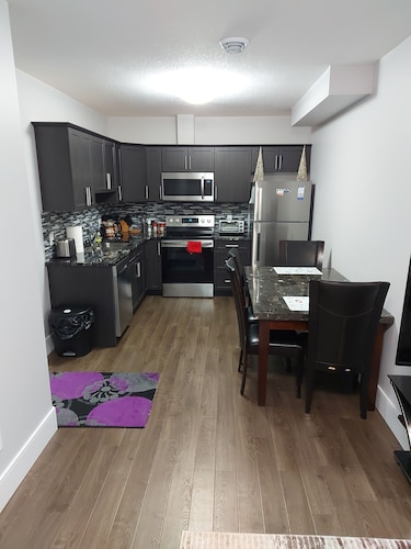 2-bedroom Luxury Private Legal Basement Suite with Private Entrance