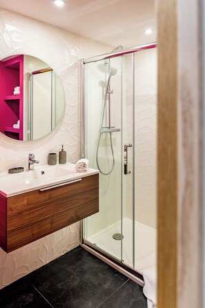 シャワー、ヘアドライヤー、タオル、トイレットペーパー