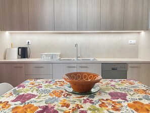 Oven, stovetop, dishwasher - Bright Heraklion Retreat – Walk to Center, Workspace & Fast Wi-Fi (Iraklio)