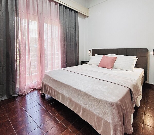 Iron/ironing board, WiFi, bed sheets