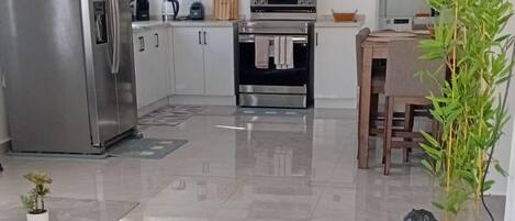 Microondas, horno, parrilla de estufa y toallas de papel