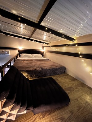 Deluxe Studio, Canal View