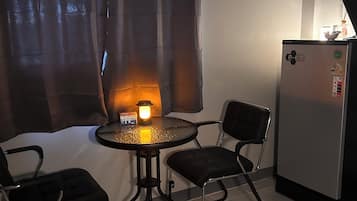 Deluxe Studio, Canal View | In-room dining