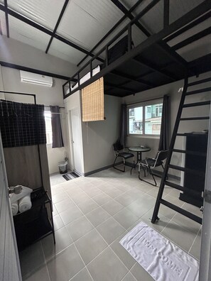 Deluxe Studio, Canal View | Living area