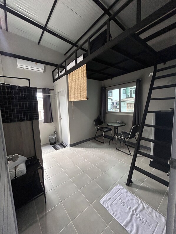 Studio Deluxe, vue canal | Coin séjour