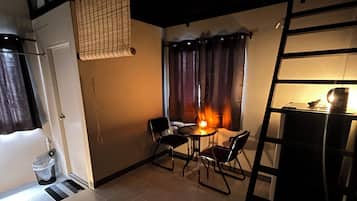 Deluxe studio, uitzicht op kanaal | Een laptopwerkplek