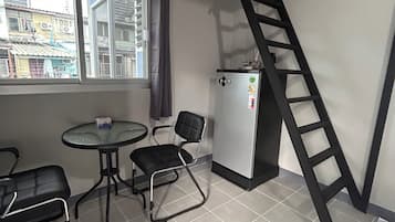 Deluxe Studio, Canal View | Living area