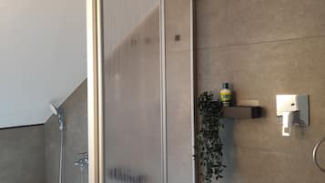 Secador de pelo, toallas, jabón y papel higiénico