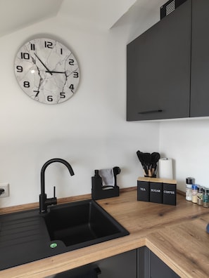 Oven, stovetop, dishwasher - High-quality shared flat for entrepreneurs or families - with parking facilities and 2 rooms. (Aschaffenburg)