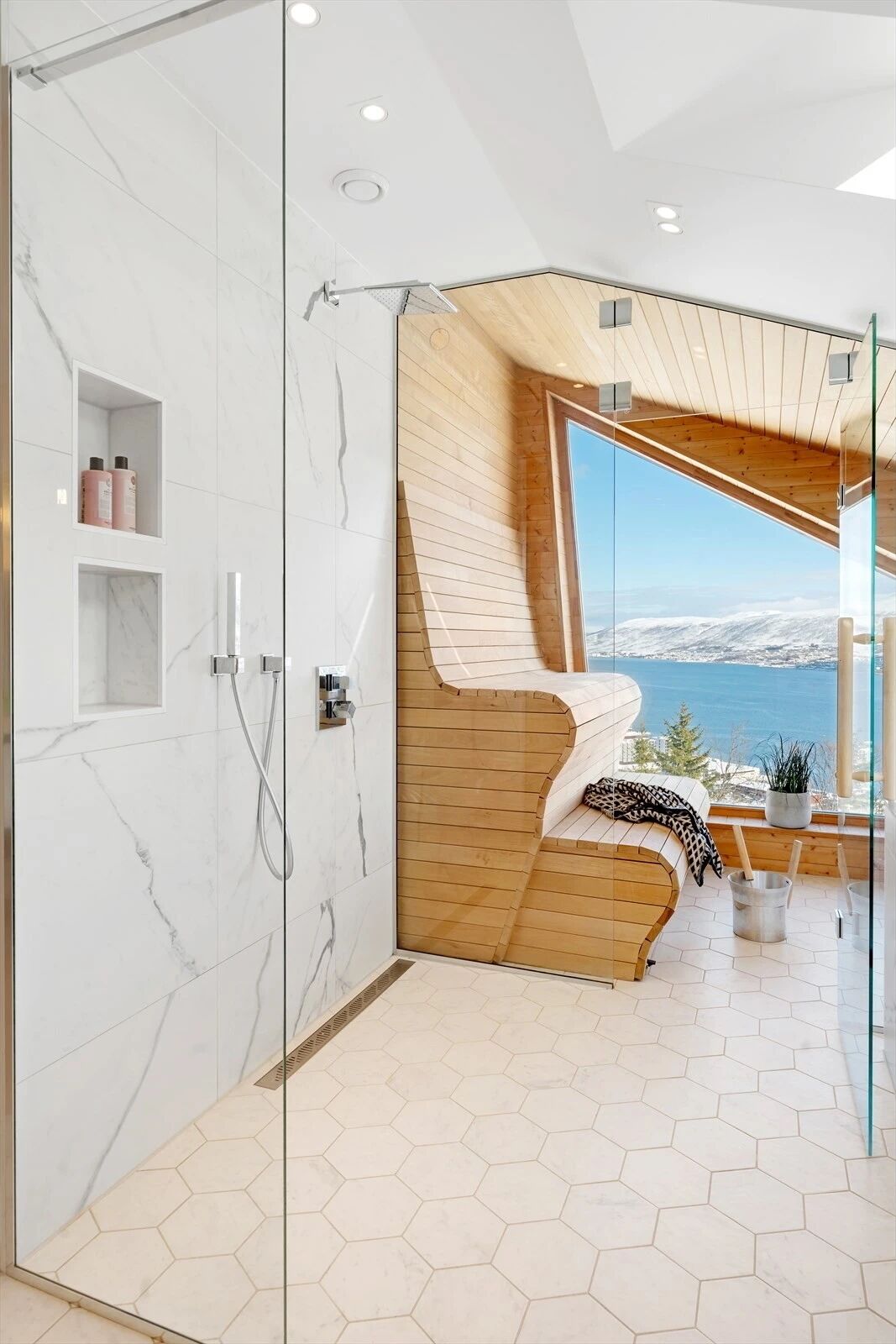 Douche, baignoire à jets, sèche-cheveux, bidet
