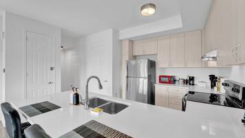 Réfrigérateur, micro-ondes, four, plaque de cuisson