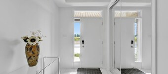 Stylish 3BR 2.5 Bath Townhouse w/ Patio & parking