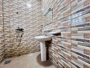 Bidet, toilet paper - Vivez le confort à deux pas de la plage de Fidjrossê - Cotonou pour vos sejours! (Cotonou)