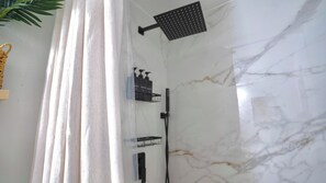 ヘアドライヤー、タオル、石鹸、シャンプー