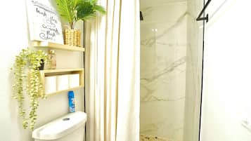 Secador de pelo, toallas, jabón y papel higiénico