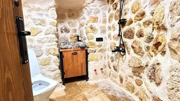 Standard Room, Garden View | Bathroom | Shower, rainfall showerhead, free toiletries, hair dryer