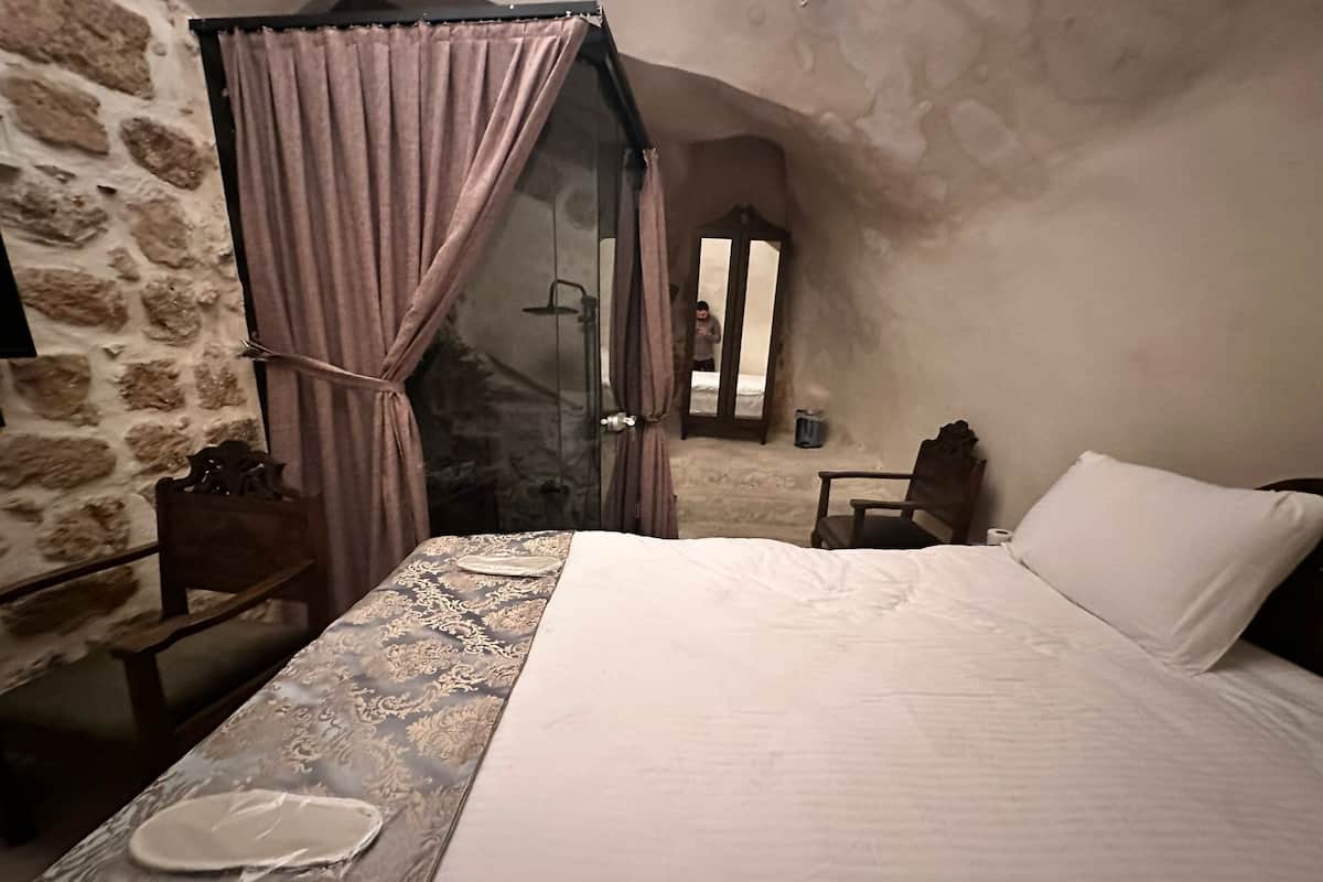 Escritorio, espacio para trabajar con laptop y cortinas blackout