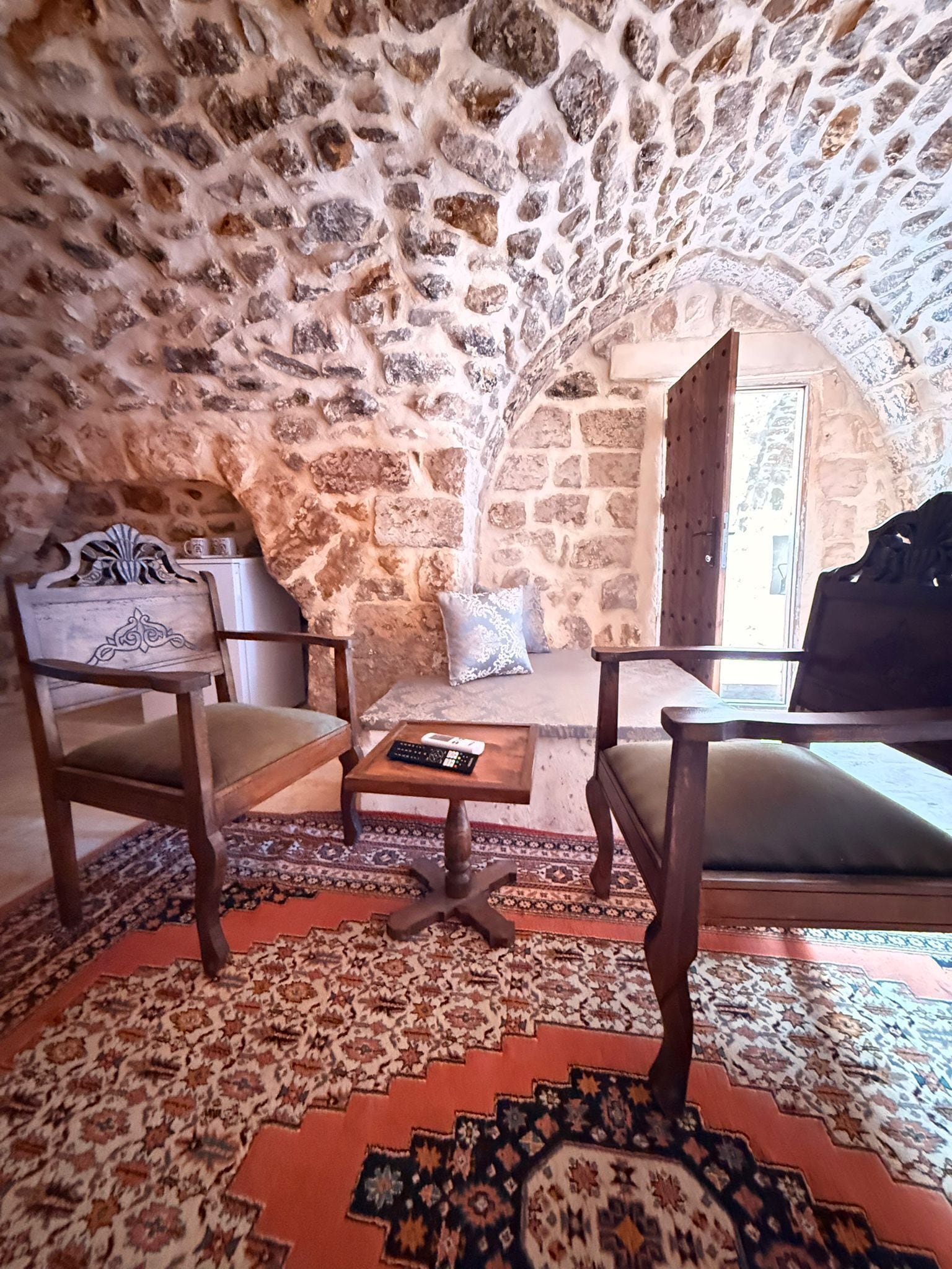 Chambre Standard, vue jardin | Coin séjour | TV connectée de 103 cm avec chaînes par satellite