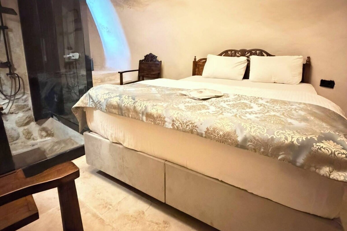 Standard Room, 1 Bedroom | Desk, laptop workspace, blackout drapes, soundproofing