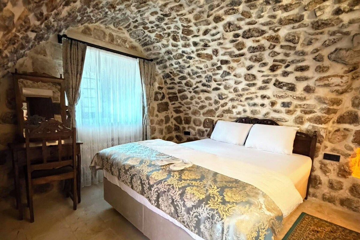 Standard Room, Garden View | Desk, laptop workspace, blackout drapes, soundproofing