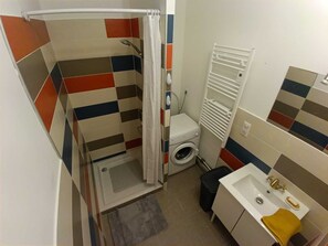 Dusche, Haartrockner, Handtücher, Toilettenpapier