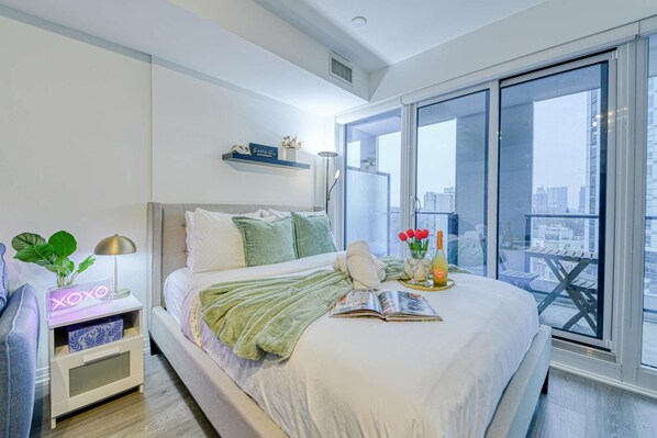 1 bedroom, iron/ironing board, WiFi, bed sheets - RivetStays | The Jarvis Standard Suite – Cozy Studio Suite (Toronto)