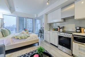 Fridge, microwave, oven, stovetop - RivetStays | The Jarvis Standard Suite – Cozy Studio Suite (Toronto)