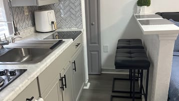 Microwave, dishwasher, coffee/tea maker, electric kettle