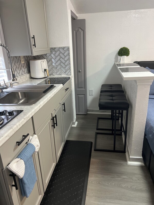 Mikrowelle, Geschirrspüler, Wasserkocher mit Kaffee-/Teezubehör