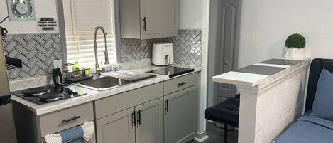 電子レンジ、食器洗い機、コーヒー / ティーメーカー、電気ポット