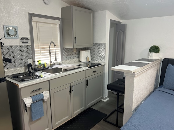 Micro-ondas, lava-louças, cafeteira/chaleira, chaleira elétrica