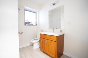 Bathroom - Honu Waikiki by ALOH (Honolulu)