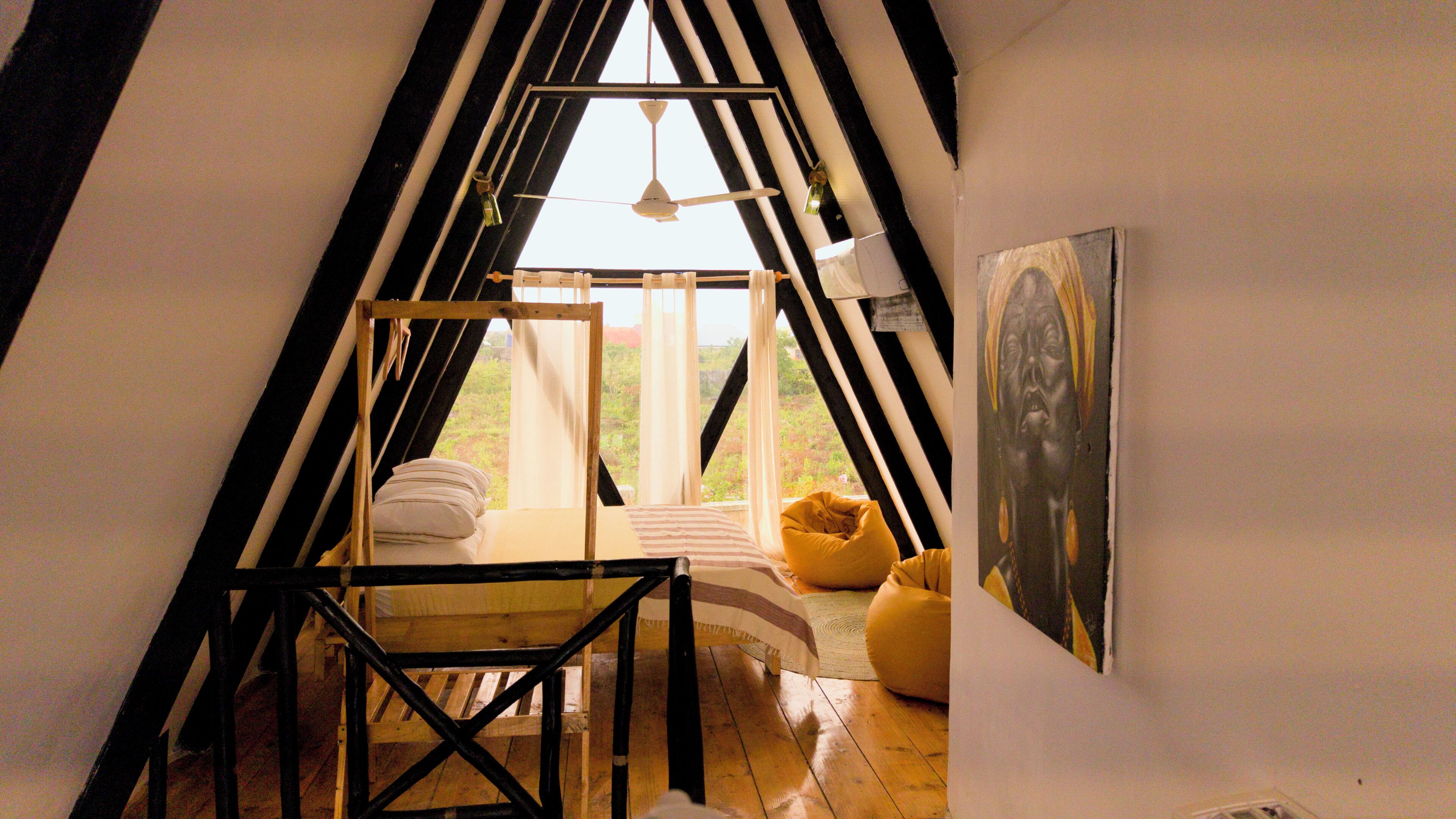 Mökki, näköala puutarhaan | Ylelliset vuodevaatteet, tallelokero huoneessa, pimennysverhot