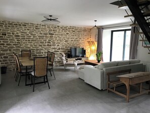 TV - Spacious and quiet Kerkaouenn house (Cruguel)