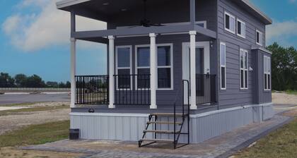 Gorgeous Tiny Home in Peninsula Point Richland Chambers Lake -- Lake Life