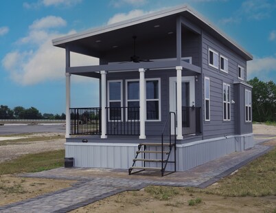 Gorgeous Tiny Home in Peninsula Point Richland Chambers Lake -- Lake Life