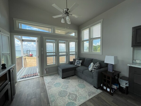 Televisión y chimenea 