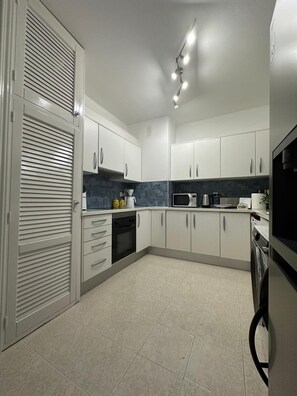 Microwave, oven, stovetop, dishwasher - Apartment for up to 16 people with direct access to the sea in Alcossebre marina (Alcossebre)